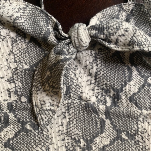 NWOT HOLLISTER SNAKESKIN TIE CROP TOP - Picture 7 of 10